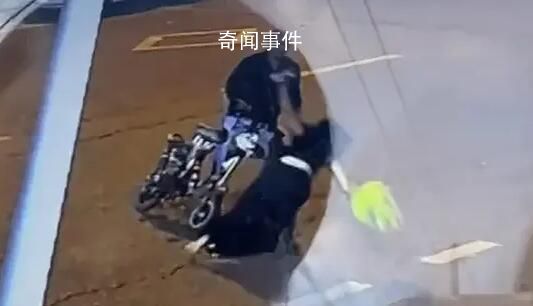 女子路上被陌生男一巴掌打倒在地 全身多處疼痛耳膜穿孔已報警