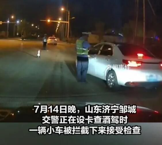 警方回應轎車拖行交警沖上綠化帶 緊鎖車門拒不配合