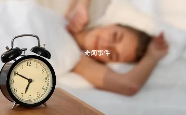 喜歡睡覺的時(shí)候把手舉過頭頂 有著一些有趣的原因和潛在的益處