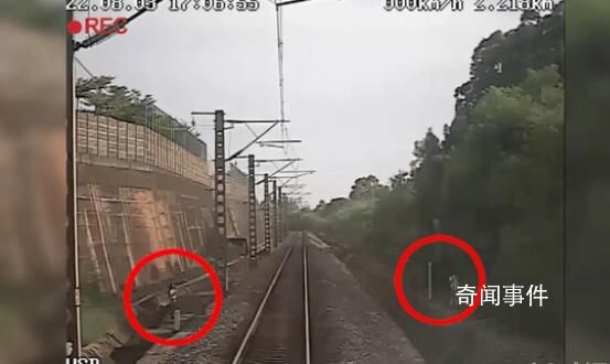 兩女子不顧鳴笛鐵軌旁拍照逼停火車 分別被處以罰款100元的行政處罰