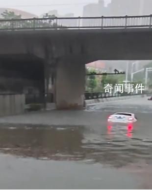 江蘇一女子騎車沖入積水涵洞溺亡 其不聽勸阻騎車通過涵洞