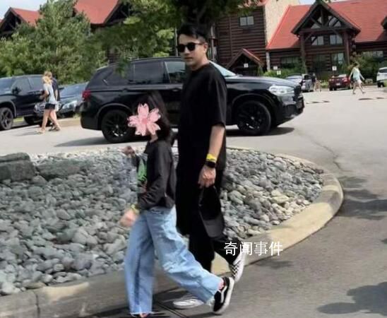 網友加拿大偶遇劉愷威和小糯米 劉愷威打扮的很低調