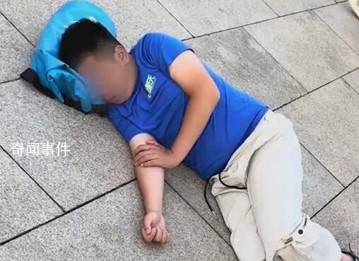 男子排隊等升旗倒地睡著 網友：他的睡眠質量如此高