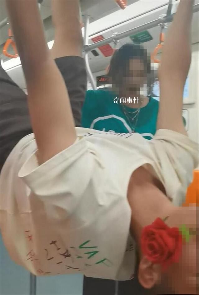 地鐵穿臟字T恤打鬧女子回應質疑 穿什么衣服是我的自由