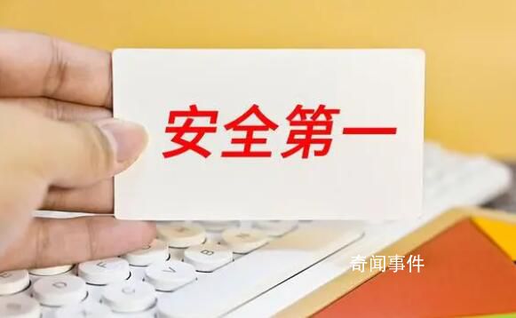 游客攀爬瀑布不慎從高處滑落 引起了廣泛關注
