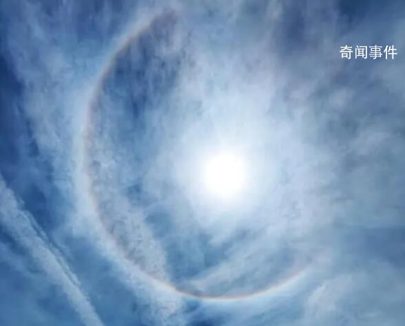 青島上空驚現(xiàn)超大日暈 部分地方還呈現(xiàn)出七彩光暈