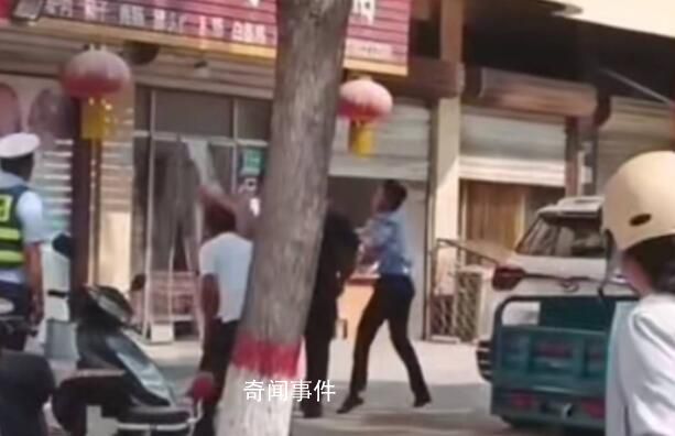 交警持木凳砸老人背部 警方調查