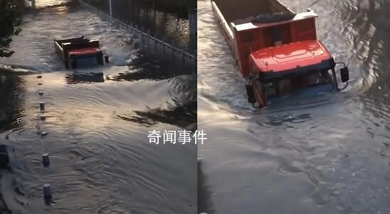 暴雨后卡車涉險過水淹路:水沒至車窗