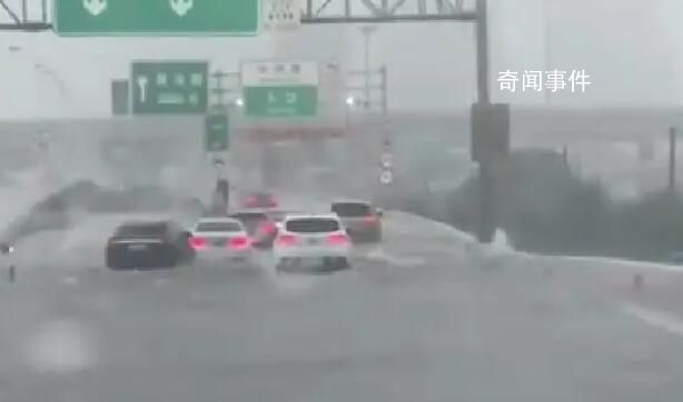 上海暴雨 高架橋成“高架河”