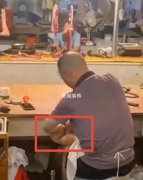 肉鋪攤主用切肉刀刮腳?市監(jiān)局:屬實