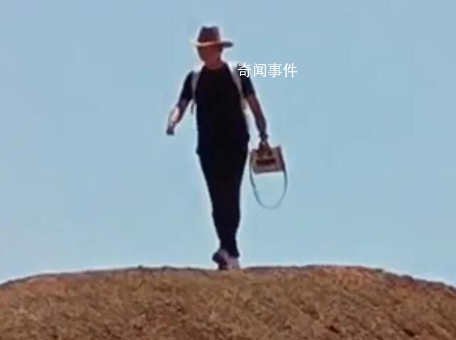 游客翻越護(hù)欄踩踏丹霞地貌 目前相關(guān)部門已經(jīng)介入調(diào)查