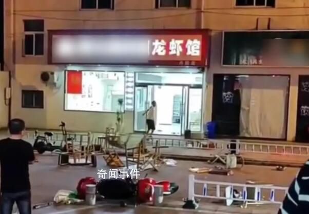 江蘇鎮(zhèn)江一龍蝦店老板深夜崩潰砸店 賺的錢(qián)還不夠交房租