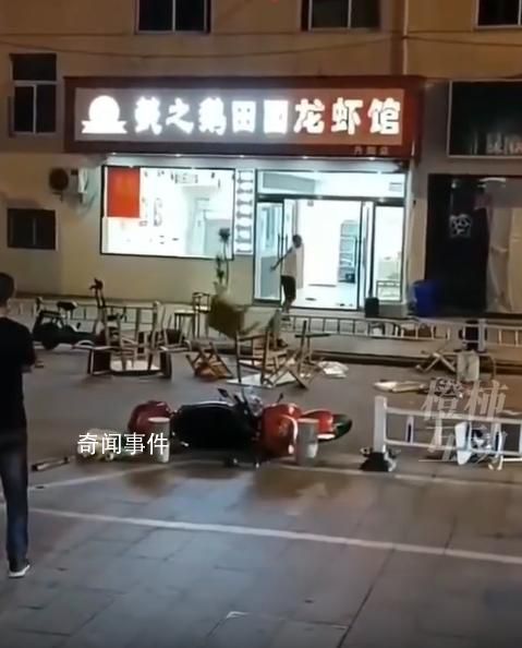 龍蝦店老板深夜崩潰把店砸了 此舉引起路人圍觀