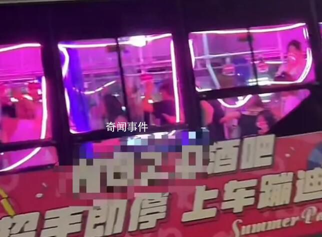 湖南常德街頭驚現“公交車酒吧” 引得周圍市民頻頻關注