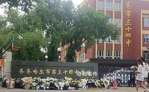 悼念鮮花堆滿中學門口 有人送去排球