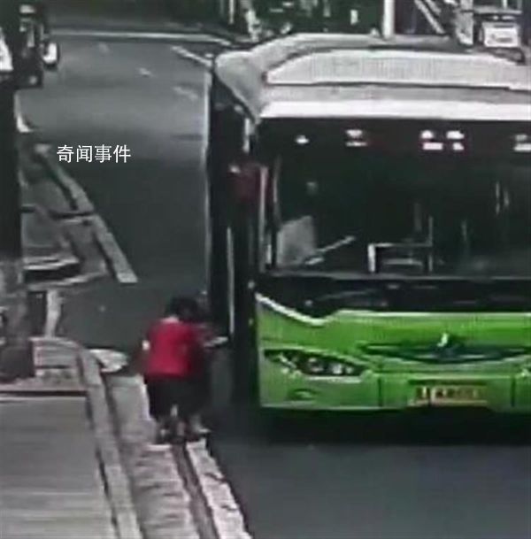 5歲哥哥把4歲妹妹推上公交后跑開 幸好民警幫忙尋回