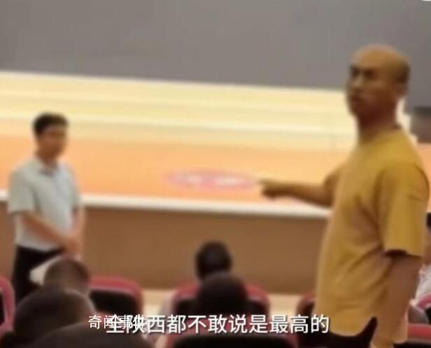 孩子只考8分 家長(zhǎng)怒懟校方