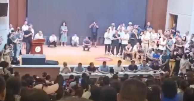單科8分涉事學(xué)校違規(guī)收取兩千余萬 背后真相令人震驚