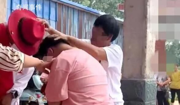 一對男女被按著頭拜堂 知情人回應