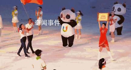開幕式引導員的服裝叫小辣椒 突出成都火熱的城市個性