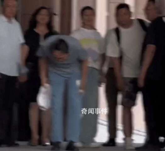 馮鞏出席活動遇群眾呼喊脫帽鞠躬 引起了網友的熱議和感動