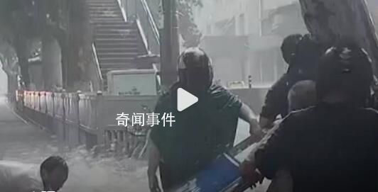 濟南暴雨6人合力救起積水中被淹老人 大家不顧安危讓人感動