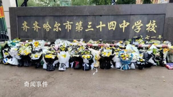 中學坍塌致11死 市民冒雨獻花哀悼