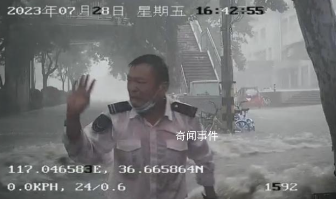 老人被沖倒 公交司機用車擋住激流