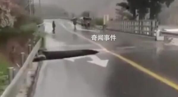 北京十渡水位暴漲橋梁被沖塌 沒有人員傷亡
