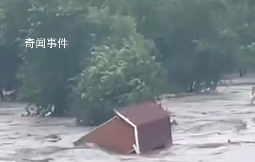 直擊北京暴雨:有房屋被沖進河流