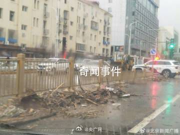 北京門頭溝城區洪水退去 滿地泥漿