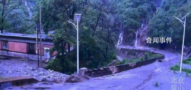 京津冀暴雨:山洪暴發沖走大量汽車