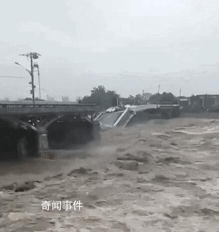 北京暴雨致一橋梁坍塌 有車輛被沖走