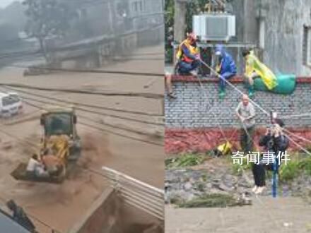 暴雨中男子開(kāi)鏟車逆流救三人 并運(yùn)至安全地帶