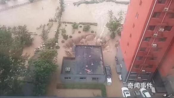 涿州地庫塌陷小區(qū)7人被直升機救出 洪水倒灌居民被困