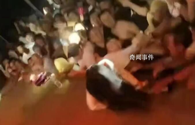 女歌手表演時被男觀眾脫下舞臺 警方已介入處理此事