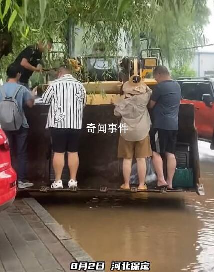 鏟車司機(jī)送市民過(guò)積水收20元引爭(zhēng)議 僅半天時(shí)間掙夠油費(fèi)