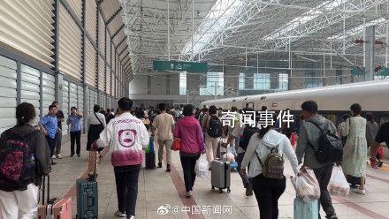 被困列車旅客稱曾6人分1瓶水 一度斷水?dāng)嗉Z斷網(wǎng)