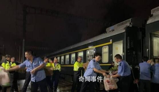 三趟受阻旅客列車上的暖心故事 守望相助