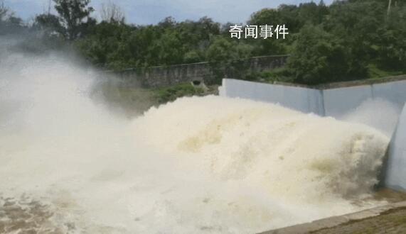 現場:北京十三陵水庫提閘泄洪