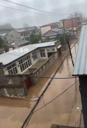 男大學生購買100包衛生巾支援涿州 獲網友點贊