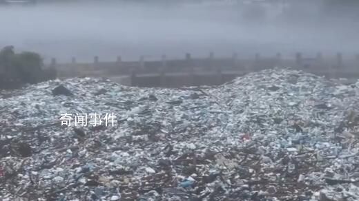 暴雨過(guò)后的下游河道:堆滿(mǎn)生活用品