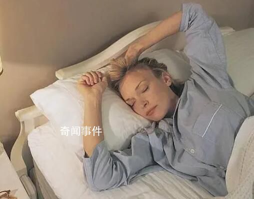 專家稱投降式睡姿弊大于利 引發(fā)了眾多網(wǎng)友的熱議
