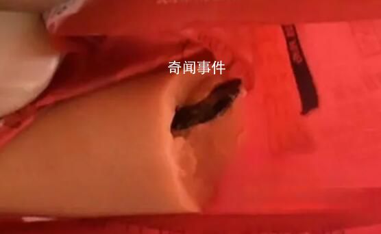 3歲女童在火腿腸中吃出鐵片 想想都后怕