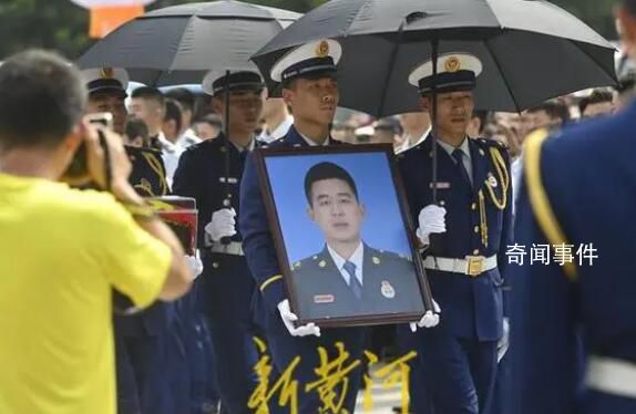 市民自發接馮振烈士回家 姐姐接過烈士馮振遺像淚流不止