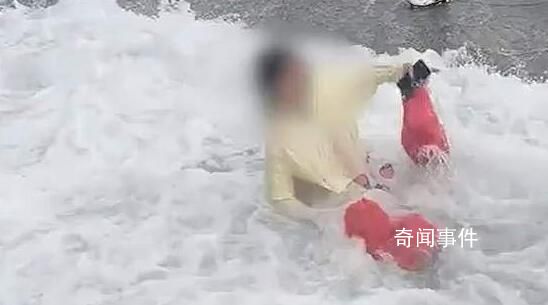 潿洲島大浪撲上路面 游客險(xiǎn)被沖海里