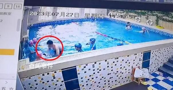 幼兒園女童被男教練強按水里懲戒 涉事男教練已被解聘