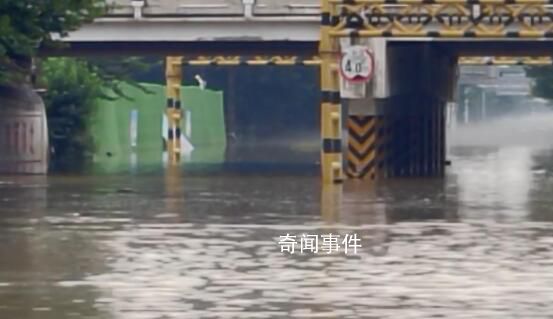 涿州華陽路洪水退去 拖走百輛水淹車