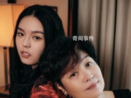 法圖麥穿李詠衣服拍“全家福” 兩者都非常引人注目
