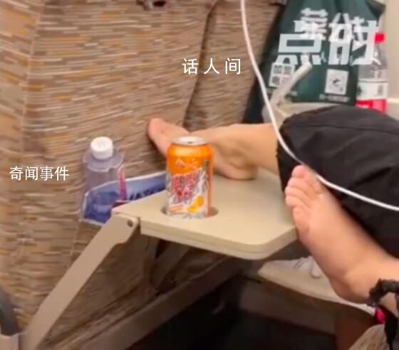 12306回應(yīng)女子車廂內(nèi)光腳踩桌板 可以讓工作人員去協(xié)調(diào)